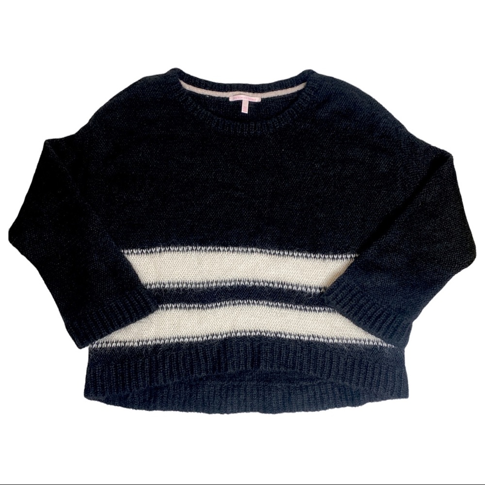 Victoria’s Secret black and white sweater! 🖤🤍🖤